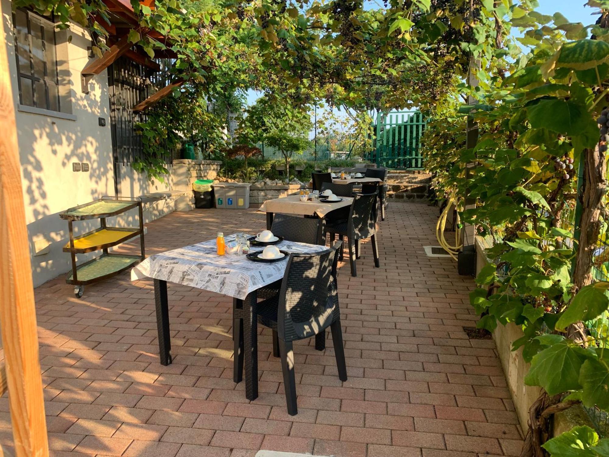 Bed & Breakfast Indi Thelar Villa Guardia Exterior photo